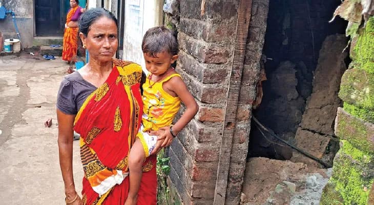 তালিকায় নাম থাকলেও বাড়ি জোটেনি, বিষ্ণুপুরে ধসে পড়ল মাটির দেওয়াল