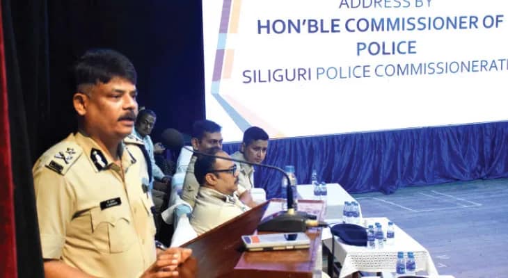 ভিড় সামলাতে রাস্তায় থাকবেন ‘পুজো বন্ধু’, উদ্যোগ পুলিসের, প্রতি কমিটি থেকে ১০ জন