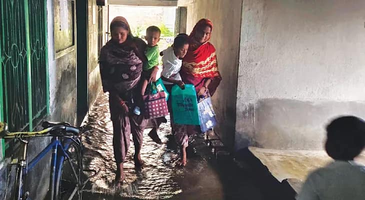 ক্লাস জলে থইথই, তার মধ্যেই পরীক্ষা দিতে আসছে পড়ুয়ারা