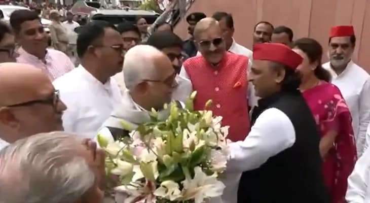 মঙ্গলবার লখনউয়ে বিরোধী ইন্ডিয়া জোটের উপরাষ্ট্রপতি পদপ্রার্থী বি সুদর্শন রেড্ডিকে স্বাগত জানাচ্ছেন সপা নেতা অখিলেশ যাদব