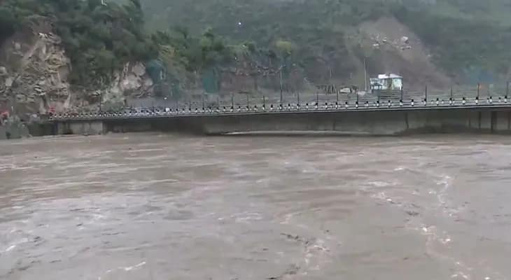 জম্মু ও কাশ্মীরে ব্যাপক বৃষ্টি, বাড়ল চেনাব নদীর জল, ছুঁল ডোডা সেতু