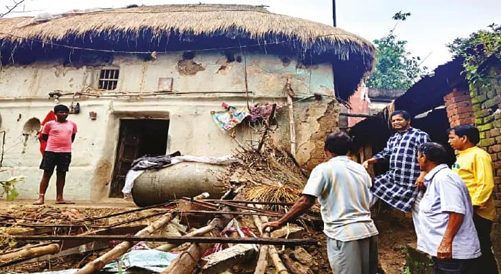 অতিবৃষ্টির জেরে বাঁকুড়ায় ২৬০০ বাড়ি ক্ষতিগ্রস্ত, দেড় কোটি টাকার ক্ষতিপূরণ