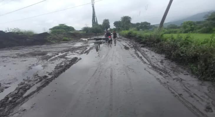 সাঁতুড়ির সুভাষ রোডে ছাই ভর্তি ডাম্পারের দাপট, সরব বাসিন্দারা