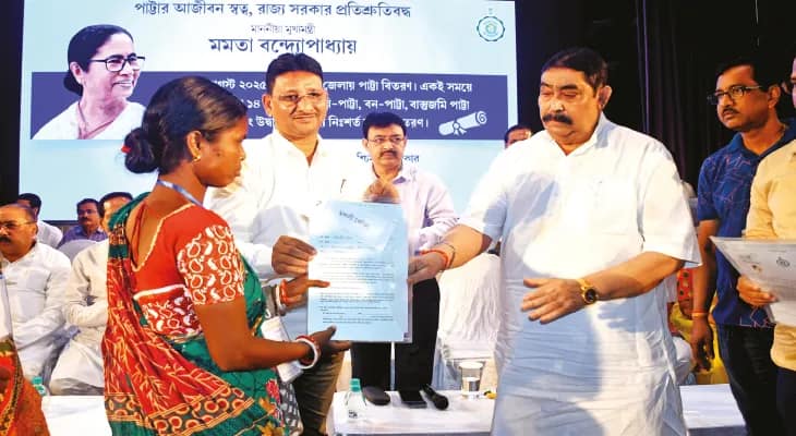 জেলার চারশোর বেশি বাসিন্দাকে জমির পাট্টা, বর্ধমানের প্রশাসনিক সভায় ঘোষণা মুখ্যমন্ত্রীর