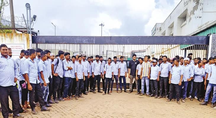 হলদিয়ায় ব্যাটারি কারখানায় শ্রমিক বিক্ষোভ