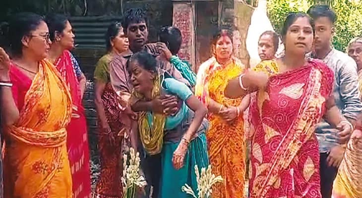 জল পেরিয়ে হাসপাতালে পৌঁছতে দেরি, রোগীর মৃত্যুতে ক্ষোভ হাবড়ায়