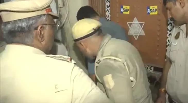 আপ নেতা সৌরভ ভরদ্বাজের বাড়ির বাইরে পৌঁছল দিল্লি পুলিস