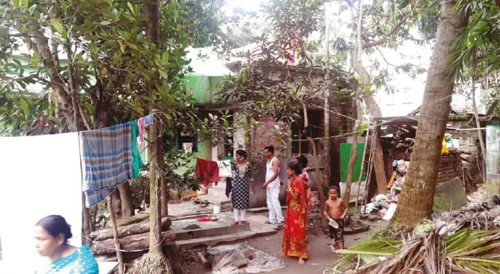 ‘লার্ভা হয়েছে, পরিষ্কার করুন’, শুনেই পুরকর্মীর গায়ে অ্যাসিড