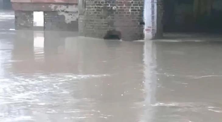 দিল্লিতে যমুনার জলস্তর বাড়ছে, বিপদসীমার কাছাকাছি বইছে নদী