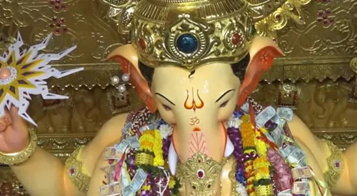 গণেশ চতুর্থী: পুজো শুরু হয়েছে লালবাগচা রাজার, ভিড় পুণ্যার্থীদের
