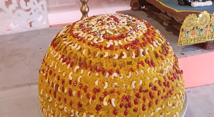 জলপাইগুড়িতে গণেশ পুজোয় প্রসাদ হিসেবে দেওয়া হয়েছে ১০৩ কেজির লাড্ডু