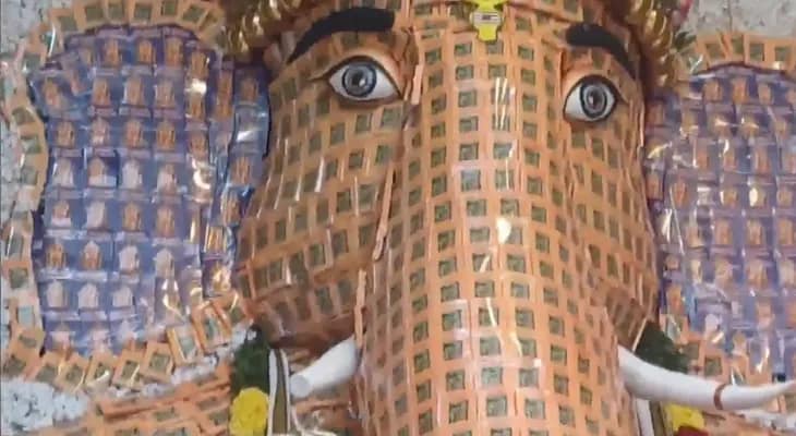 চেন্নাইতে একটি প্যান্ডেলে ৭,৫০০ বই দিয়ে বানানো হয়েছে গণেশের মূর্তি