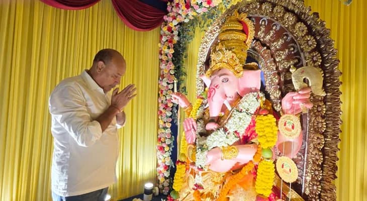 হাওড়ার উলুবেড়িয়ার বাজারপাড়ায় গণেশ পুজোয় হাজির রাজ্যের পূর্তমন্ত্রী পুলক রায়