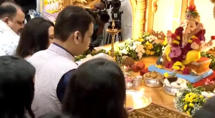 বাসভবনে গণপতির বন্দনা করছেন মহারাষ্ট্রের মুখ্যমন্ত্রী দেবেন্দ্র ফড়নবিশ