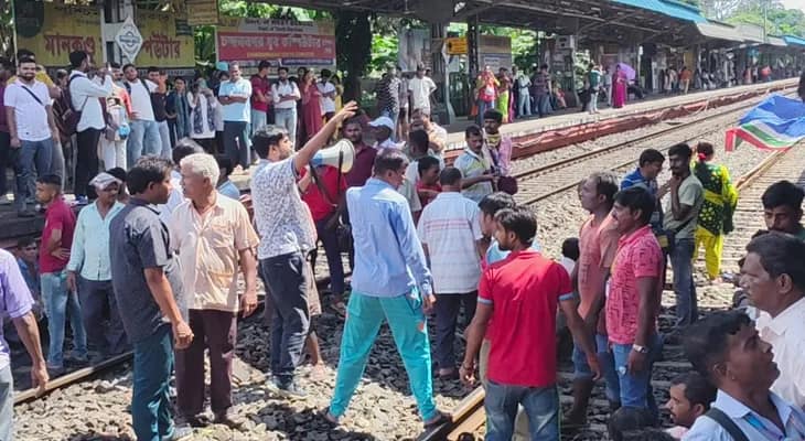 আরপিএফের বিরুদ্ধে হেনস্তার অভিযোগে মানকুণ্ডু স্টেশনের রেললাইনে অবরোধ হকারদের, প্রায় এক ঘণ্টা ধরে বন্ধ ট্রেন পরিষেবা