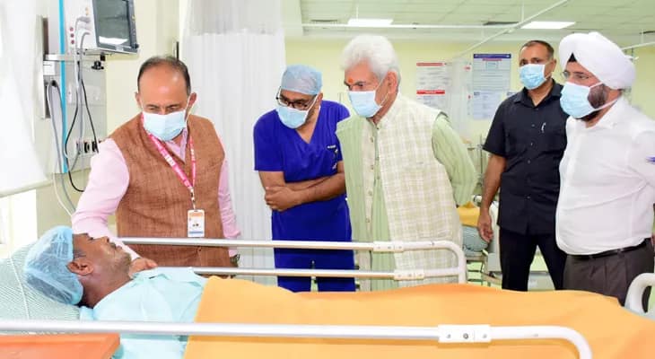 বৈষ্ণদেবী যাওয়ার পথে ভূমিধসে জখম ব্যক্তিরা ভর্তি কাটরা হাসপাতালে, তাঁদের দেখতে গেলেন জম্মু ও কাশ্মীরের লেফটেন্যান্ট জেনারেল মনোজ সিনহা