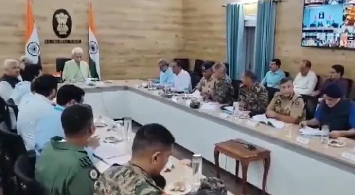 বন্যা পরিস্থিতি নিয়ে জরুরি বৈঠকে জম্মু ও কাশ্মীরের লেফটেন্যান্ট জেনারেল মনোজ সিনহা