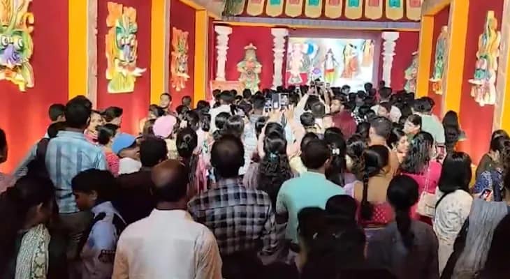 গণেশ চতুর্থী উপলক্ষ্যে ত্রিপুরার আগরতলার বিভিন্ন প্যান্ডেলে মানুষের ভিড়
