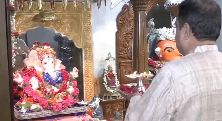 নাগপুরে গণেশ বন্দনায় কেন্দ্রীয় মন্ত্রী নীতিন গাদকারি