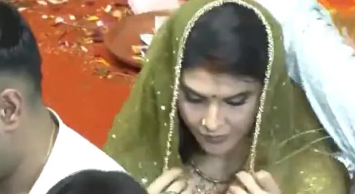 গণেশ চতুর্থী উপলক্ষ্যে লালবাগচা রাজার মন্দিরে বলিউড অভিনেত্রী জ্যাকলিন ফার্নান্ডেজ