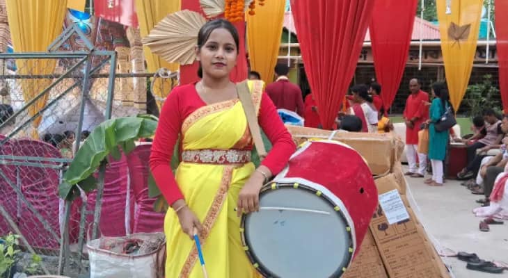 বন্ধ হয়ে গিয়েছিল পড়াশোনা, ঢাক বাজিয়ে ফের কলেজে যাচ্ছেন রিয়া, পেটের টানে মসলন্দপুর থেকে জলপাইগুড়িতে