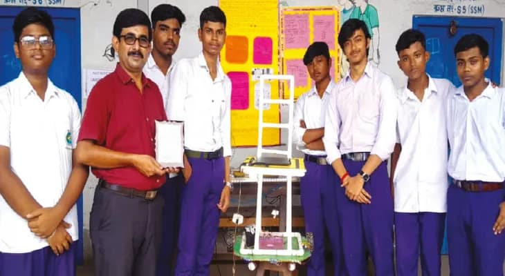 অত্যাধুনিক হুইল চেয়ারের মডেল  বানিয়ে জাতীয় মঞ্চে সেরা ২ পড়ুয়া