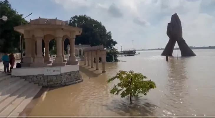 বারাণসীর নমো ঘাটে হু হু করে বাড়ছে গঙ্গার জলস্তর