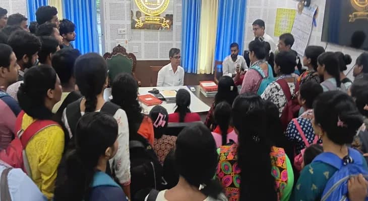 কাটোয়া কলেজে অধক্ষ্যকে ঘেরাও করল পড়ুয়ারা, পড়ুয়াদের ফেল করানো নিয়ে উত্তেজনা