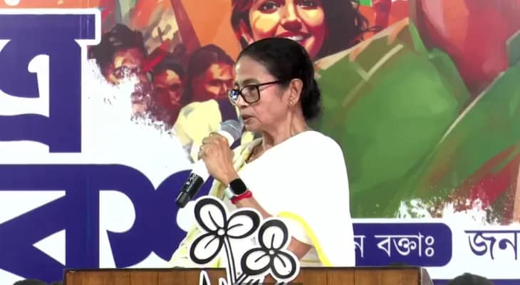 ‘মানুষের ভোটাধিকার কেড়ে নিতে দেব না’, সমাবেশ মঞ্চ থেকে হুঙ্কার মমতার