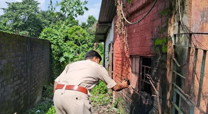 জলপাইগুড়ি শহরে থানার পাশেই পরিত্যক্ত বন্ধ ক্লাবের ঘরের ভিতর থেকে উদ্ধার মানুষের হাড়গোড়, চাঞ্চল্য