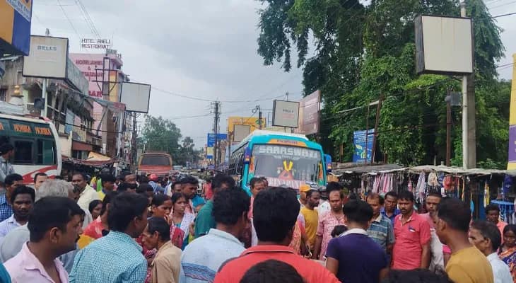রুট নিয়ে বিবাদের জেরে বাঁকুড়ায় ধর্মঘটে বাস মালিকেরা, দুর্ভোগে যাত্রীরা