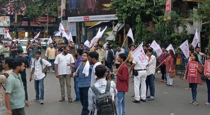 এসএফআই-এর মিছিলে অবরুদ্ধ মৌলালি থেকে শিয়ালদহের রাস্তা, ভোগান্তি সাধারণ মানুষের