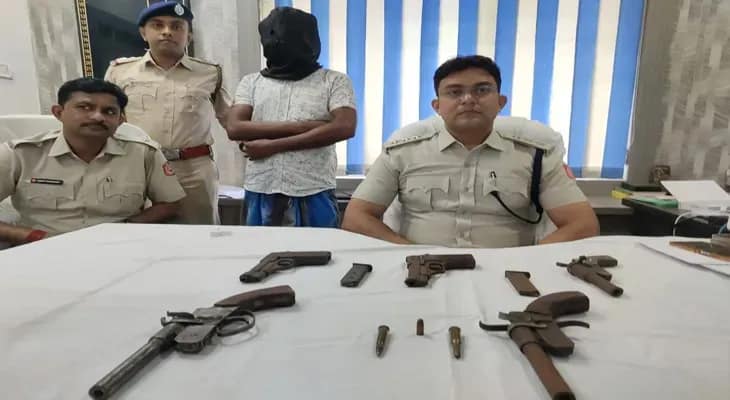 মুর্শিদাবাদে গ্রেপ্তার অস্ত্র কারবারি, উদ্ধার পিস্তল-পাইপগান