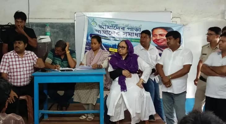 ভাঙা হাত নিয়েও আমাদের পাড়া আমাদের সমাধান ক্যাম্পে উপস্থিত বিধায়ক