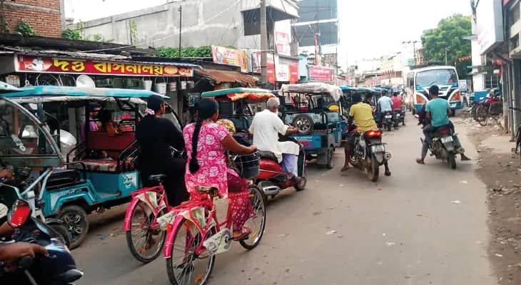 তপন চৌরঙ্গীতে টোটোর দৌরাত্ম্য, নাজেহাল মানুষ, পদক্ষেপের দাবি