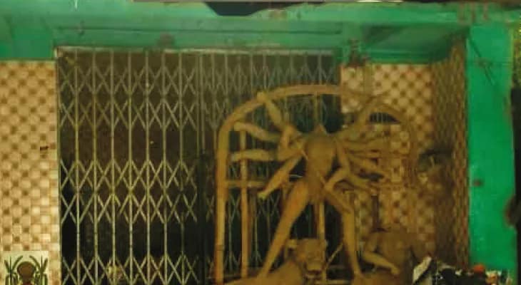 একদিনের অভিনব দুর্গা আরাধনা মিত্রপুরে, পারিবারিক পুজো এখন সর্বজনীন