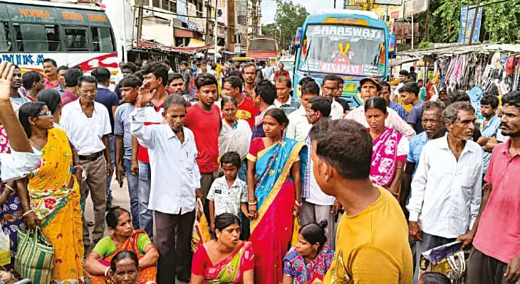 বাঁকুড়ায় হঠাৎ ধর্মঘট বেসরকারি বাস মালিকদের, জেলায় যাত্রীদের দুর্ভোগ চরমে, ক্ষোভ