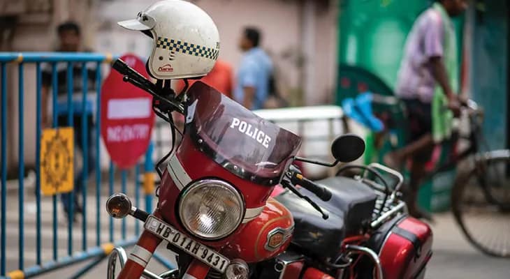 নাগেরবাজার ট্রাফিক গার্ডের সক্রিয়তা, রাস্তায় পড়ে যাওয়া আড়াই লক্ষ টাকা ভর্তি ব্যাগ ফেরত পেলেন ব্যবসায়ী