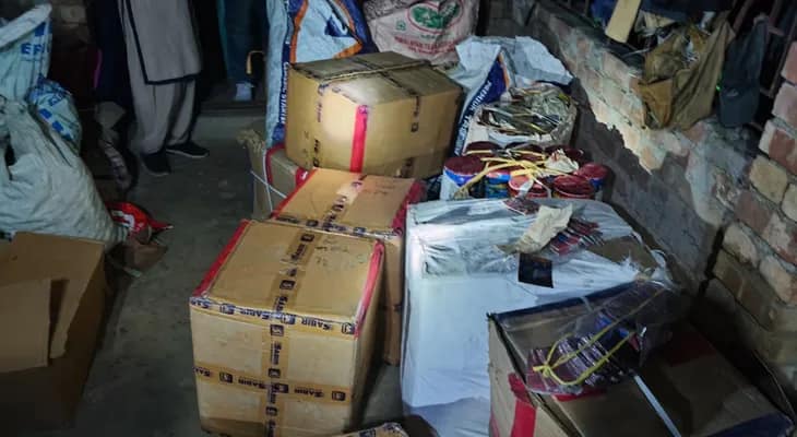গতকাল রাতে শিবদাসপুর থানা এলাকায় একটি বাড়িতে তল্লাশি চালিয়ে প্রায় ৫৫০ কেজি নিষিদ্ধ শব্দবাজি বাজেয়াপ্ত করেছে পুলিস, ধৃত বাড়ির মালিক শেখ এবাদত আলি