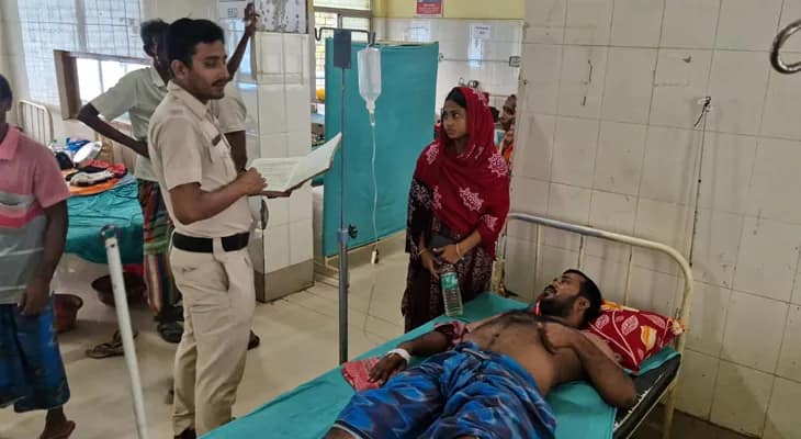 ওড়িশায় কাজে গিয়ে মার খেলেন ভগবানগোলার আটজন পরিযায়ী শ্রমিক, তাঁদের মধ্যে দু’জনকে লালবাগ মহকুমা হাসপাতালে ভর্তি করা হয়েছে