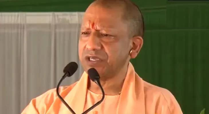 প্রতাপগড়ে সভায় বক্তব্য রাখছেন উত্তরপ্রদেশের মুখ্যমন্ত্রী যোগী আদিত্যনাথ