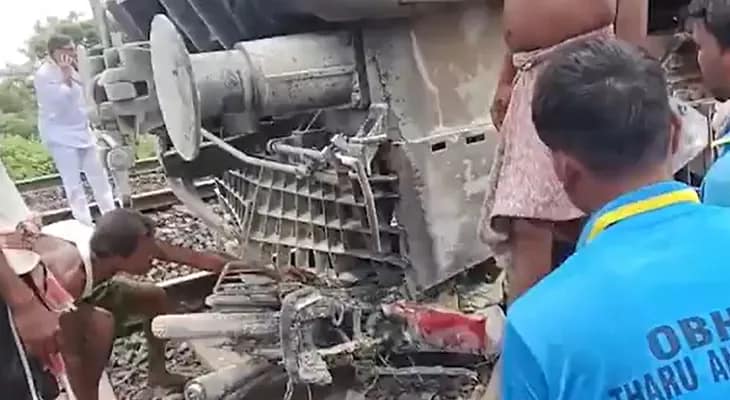 বাইকে ধাক্কা মারল হাওড়া-বেঙ্গালুরু দুরন্ত এক্সপ্রেস