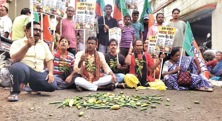 বৃষ্টিতে লাফিয়ে বেড়েছে সবজির দাম, বাজারে গিয়ে পকেটে টান গৃহস্থদের