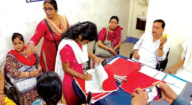 ফাঁকিবাজি রুখতে হাজিরা খাতা হাতে পুর চেয়ারম্যান, বেলা ১২টায় চেয়ার ফাঁকা মেদিনীপুর পুরসভায়