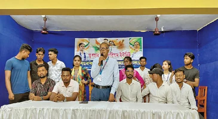 বহিরাগত টিএমসিপি ছাত্রনেতাদের পাশে রেখে নবাগতদের সঙ্গে পরিচয়পর্ব সারলেন প্রিন্সিপাল