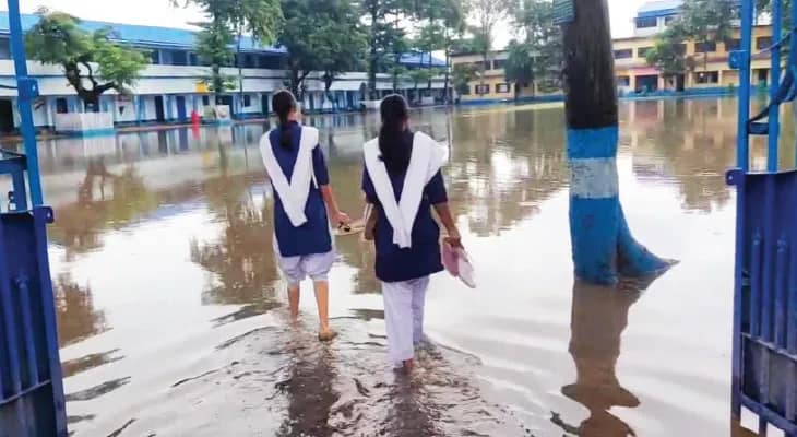 বৃষ্টিতে ফুলবাড়ি হাইস্কুলের মাঠ জলমগ্ন সীমানা প্রাচীর ভাঙল চতুরাগছে