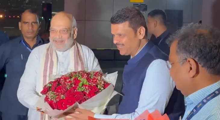 মুম্বই বিমানবন্দরে কেন্দ্রীয় স্বরাষ্ট্রমন্ত্রী অমিত শাহকে স্বাগত জানালেন মহারাষ্ট্রের মুখ্যমন্ত্রী দেবেন্দ্র ফড়নবিশ