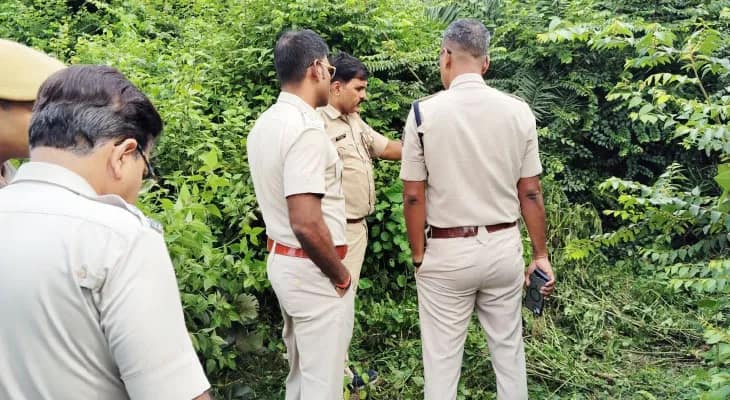 ঝোপের পাতা সরাতে অর্ধনগ্ন তরুণীর ক্ষতবিক্ষত দেহ উদ্ধার, ধর্ষণ করে খুন? খতিয়ে দেখছে পুলিস