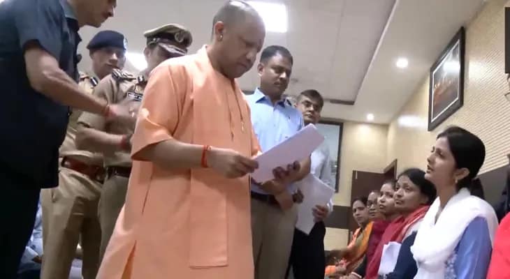 উত্তরপ্রদেশের বারাণসীতে জনতা দর্শন কর্মসূচিতে যোগ দিলেন মুখ্যমন্ত্রী যোগী আদিত্যনাথ