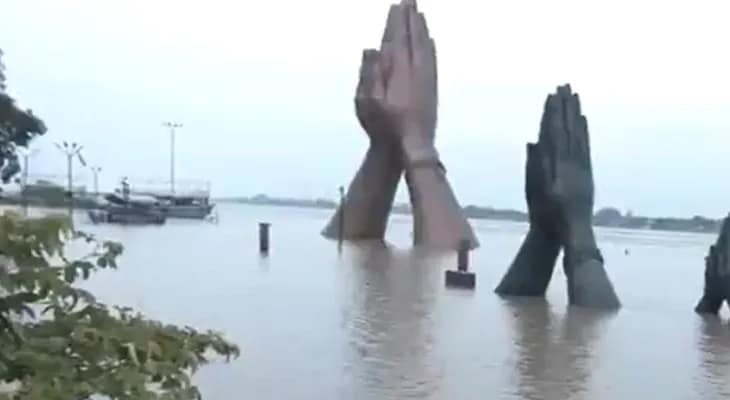 উত্তরপ্রদেশের বারাণসীতে নমো ঘাটে বিপদসীমার কাছাকাছি পৌঁছে গিয়েছে গঙ্গার জলস্তর